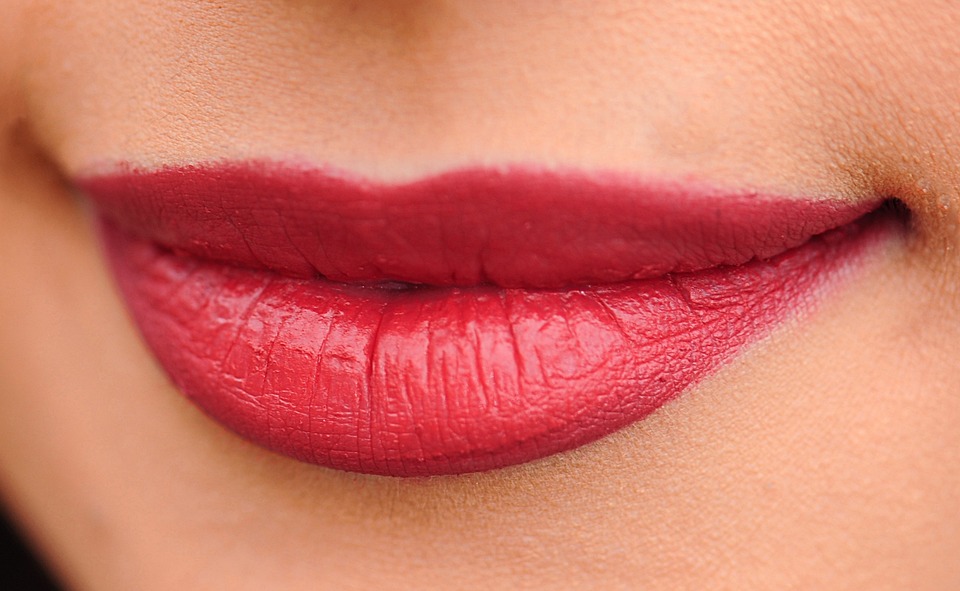 Want to become a makeup artist?  Learn about the pros and cons, composition of schools, and courses